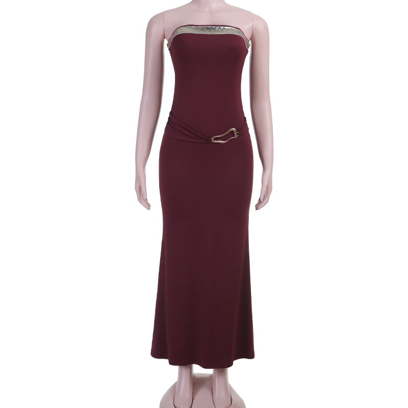 Dame lang maxi kjole med off-shoulder design og elegant metal dekoration Skovae