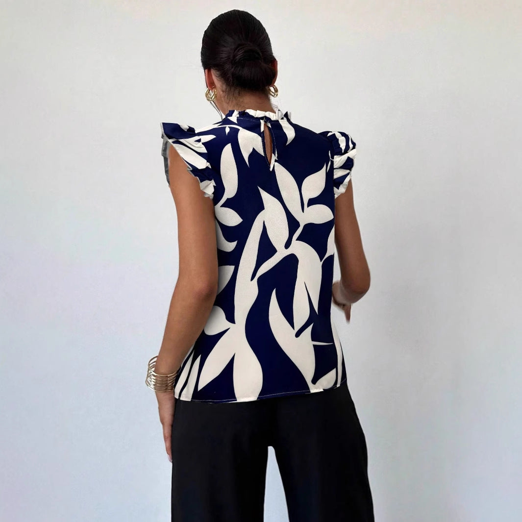 Damebluse med flæsedetaljer og blomsterdesign Stilla