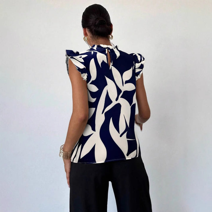 Damebluse med flæsedetaljer og blomsterdesign Stilla