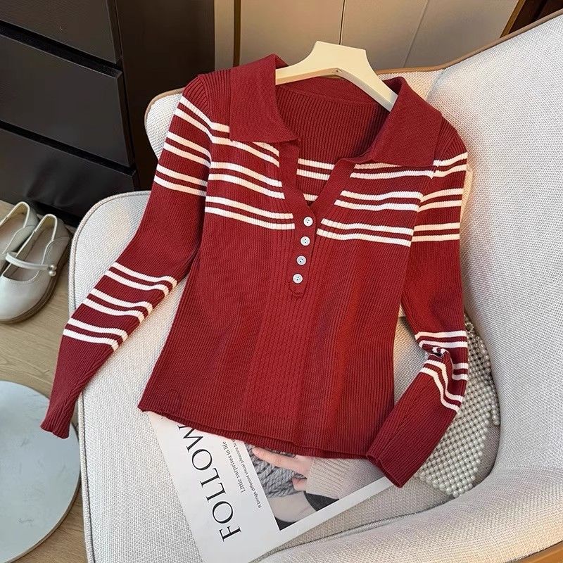 Kvindernes stribede sweater med knaplukning og klassisk krave Stilla