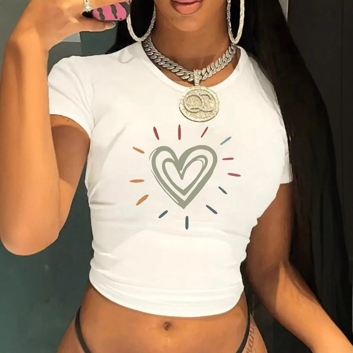 Dame Crop-T-Shirt med kreativt hjerte-motiv og moderne pasform Skovae