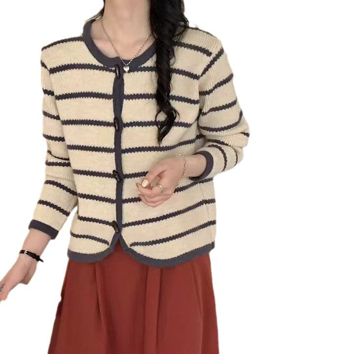 Kvinders cardigan med maritimt stribemønster og store knapper Stilla