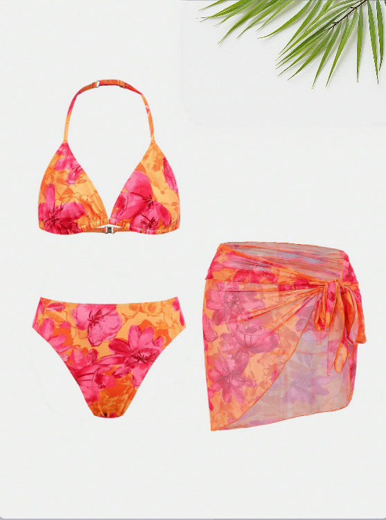 Dame bikinisæt med blomsterdesign og let strandhåndklæde Skovae
