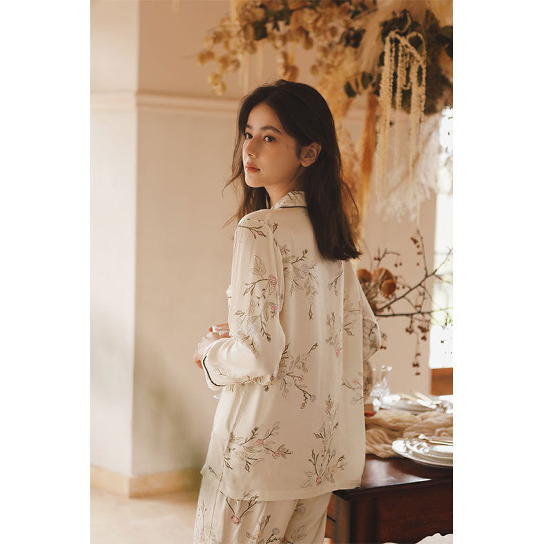 Dame luksuriøs natsæt med floral design og fint satin Stilla