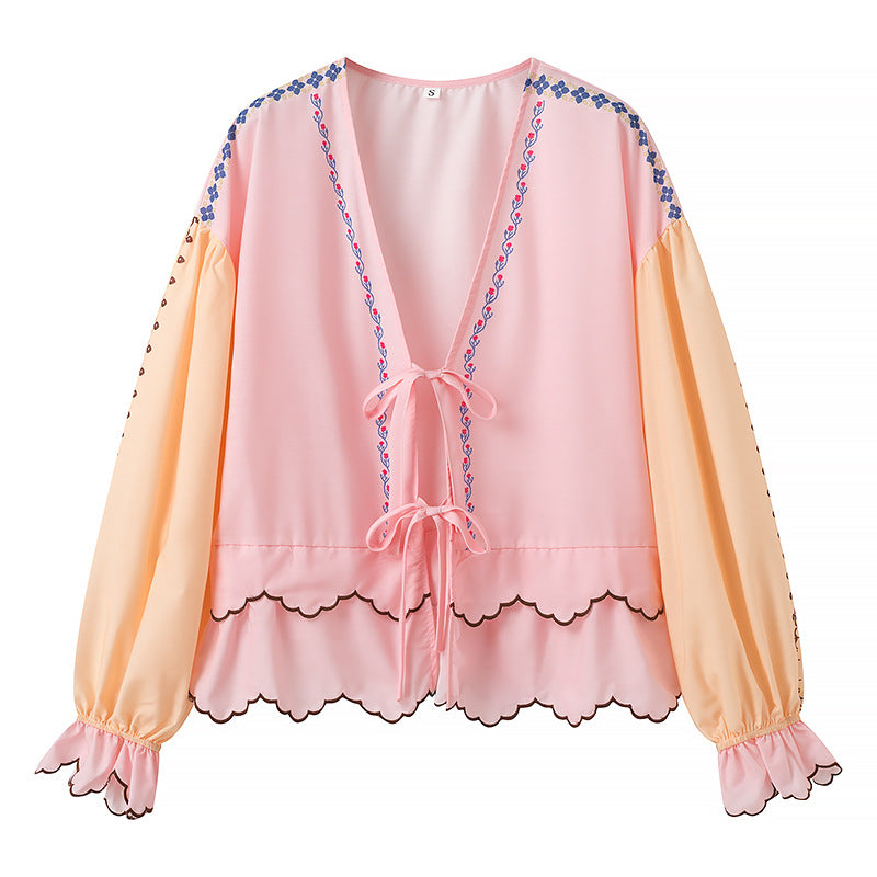 Damebluse med legende flæsedetaljer og elegant V-halsudskæring Stilla