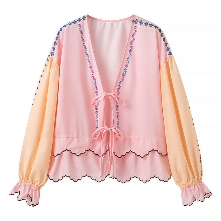Damebluse med legende flæsedetaljer og elegant V-halsudskæring Stilla