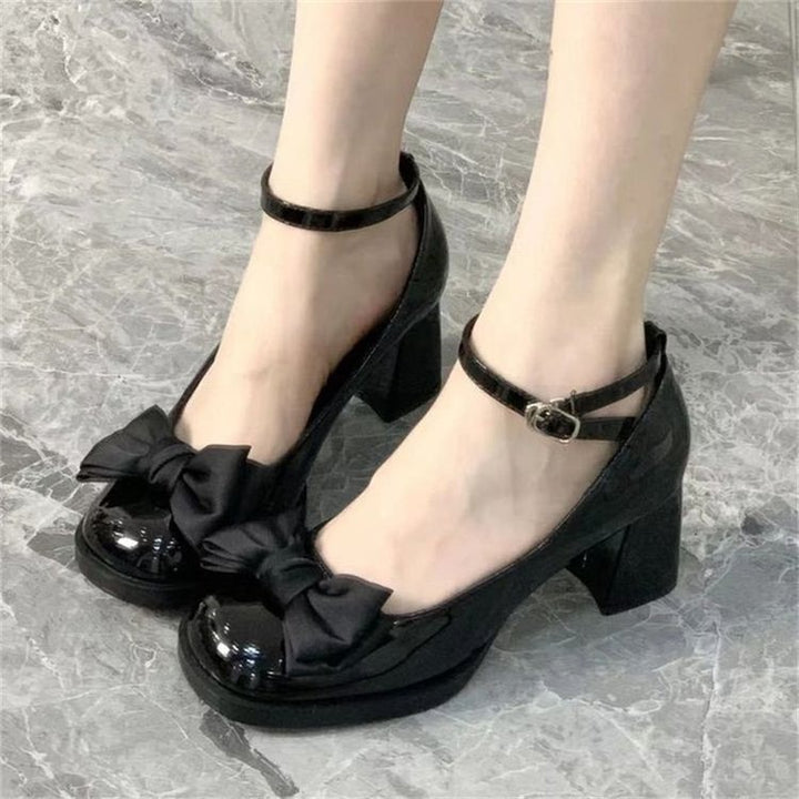 Dame pumps med elegant sløjfeaccent og moderne blokhæl Stilla
