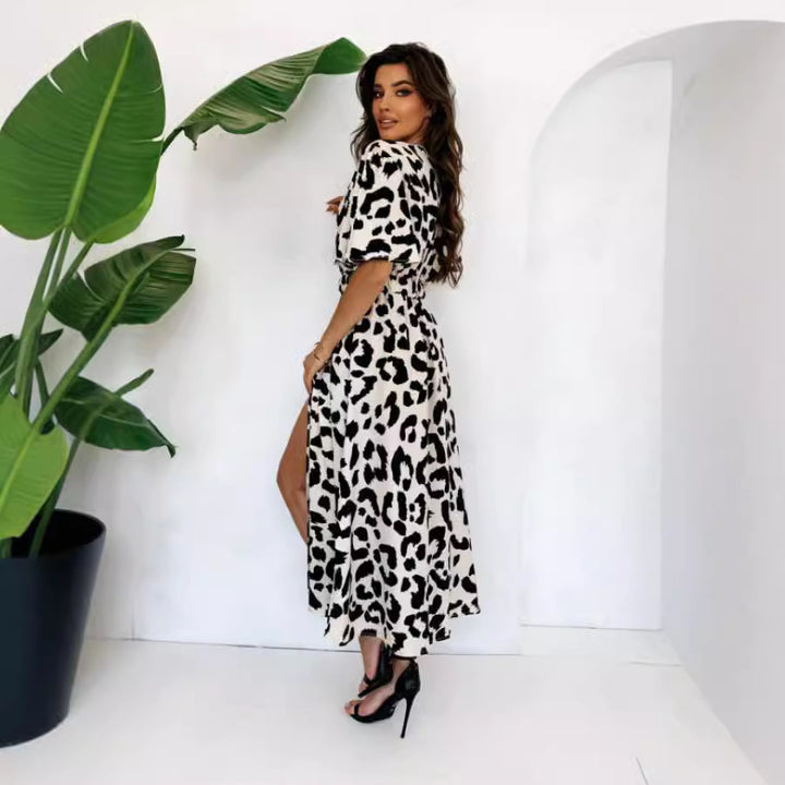 Dame Maxikjole med moderne leopardmønster og elegant split Stilla