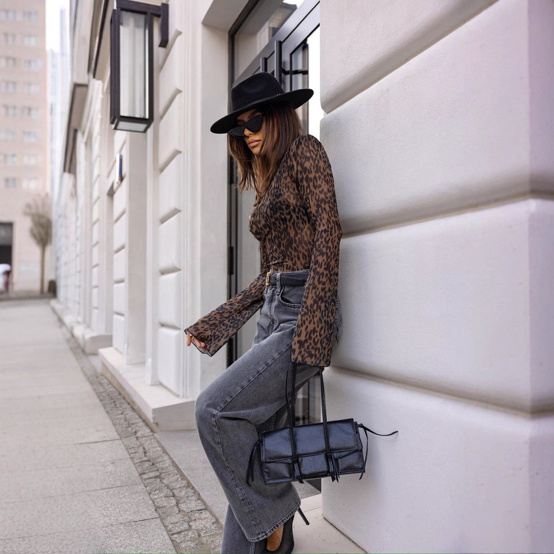 Dame langærmet skjorte med gennemsigtig leopardprint og V-udskæring Stilla