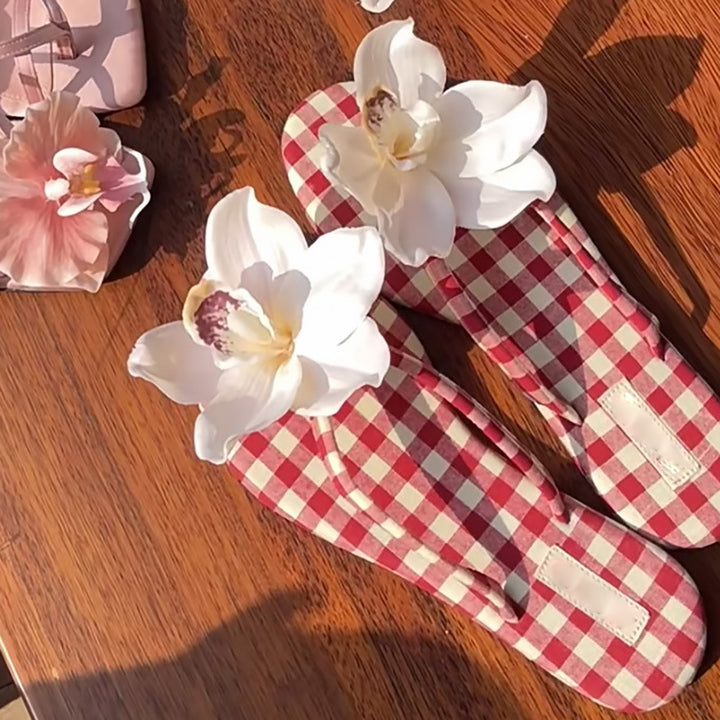 Dame Floral Accent Flip Flops Stilla
