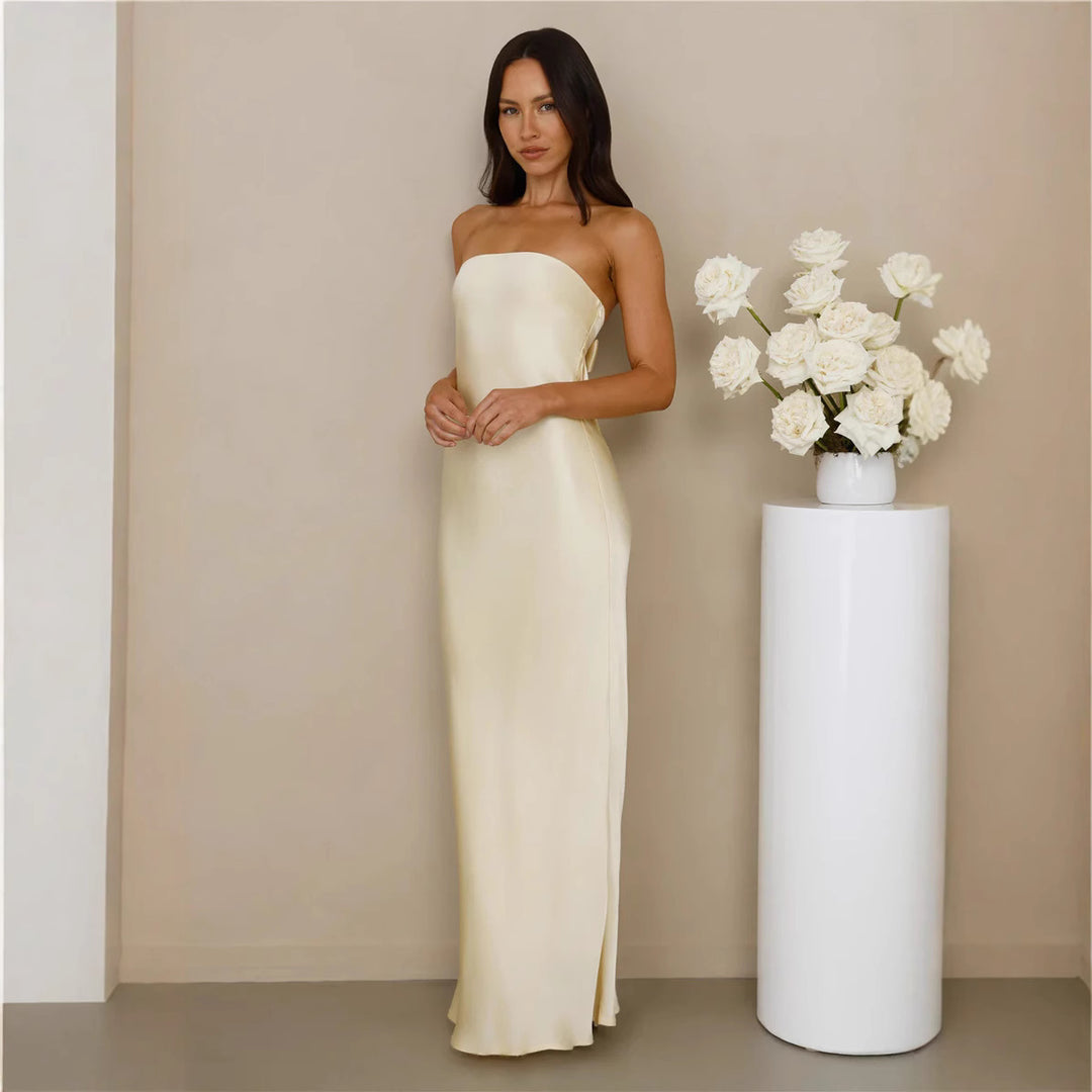 Kvinders elegante off-shoulder maxi kjole lavet af satinlignende materiale
