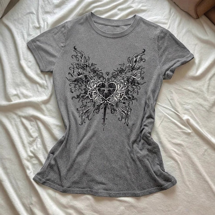 Dame T-shirt med kunstnerisk sommerfugledesign og hjerteformen accent Skovae