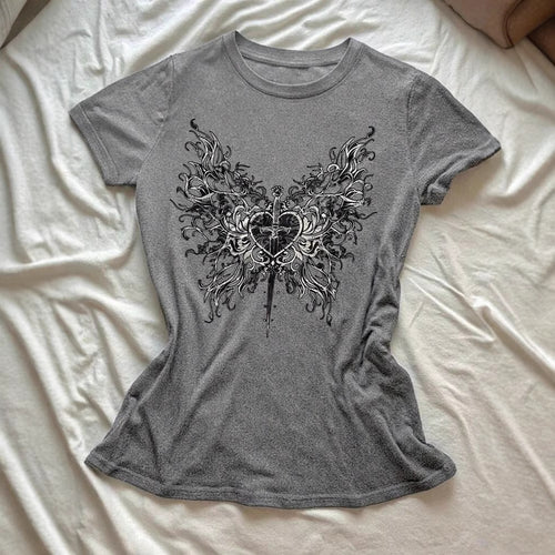 Dame T-shirt med kunstnerisk sommerfugledesign og hjerteformen accent Skovae
