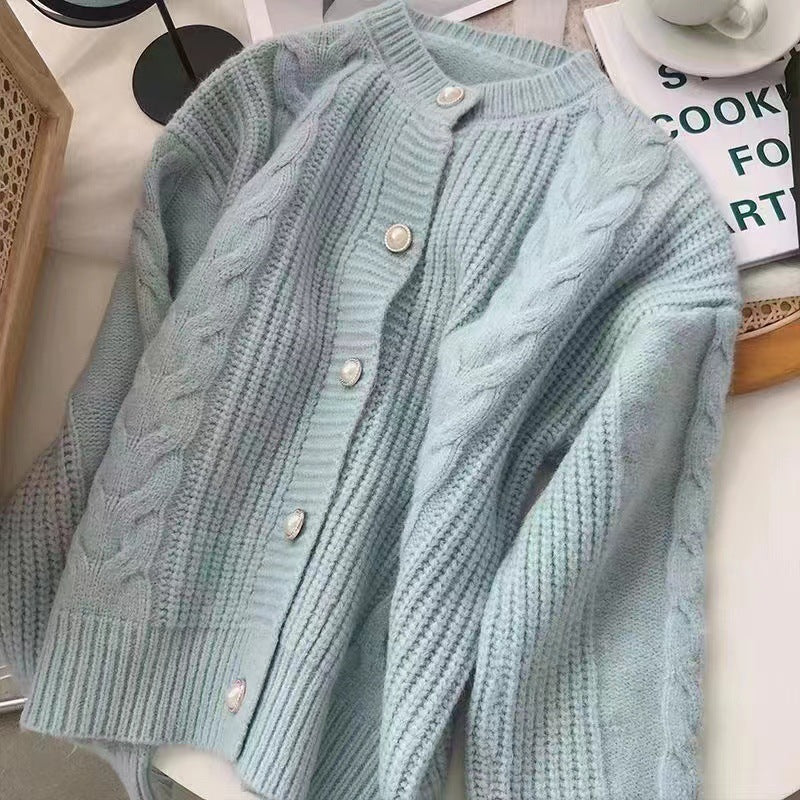 Kvinders hyggelige strikket cardigan med perleknapdetaljer og kabelstrikket tekstur Stilla