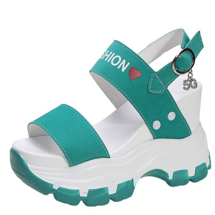 Dame Komfortholdende Plateau-sandaler med brede remme og trendy accent Stilla