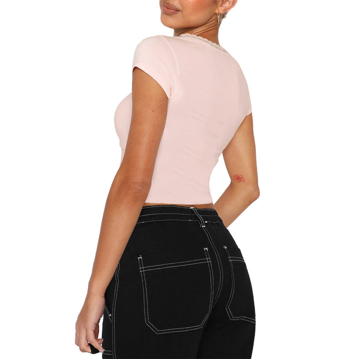 Dame moderigtigt cropped T-shirt med kvadratisk udskæring og fine blonde detaljer Skovae