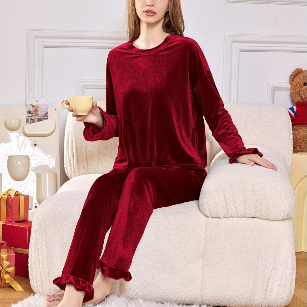 Dame luksuriøs velour pyjamasæt med fine flæsedetaljer Stilla