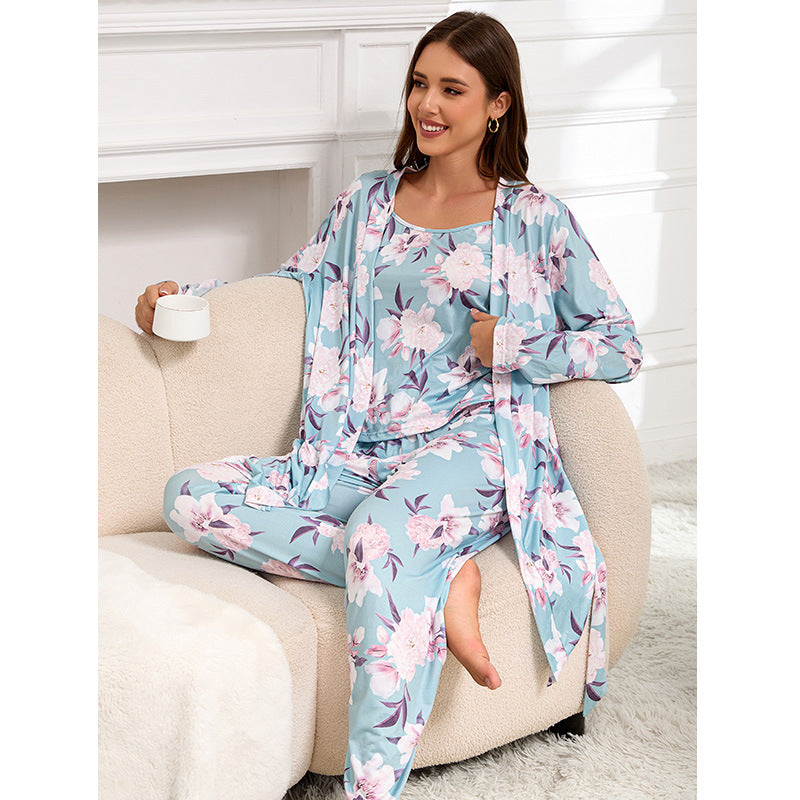 Dame pyjamasæt med floralt design og elegant badekåbe Stilla