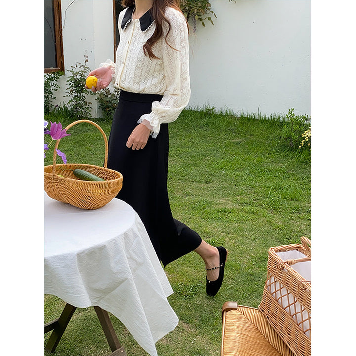 Kvinder elegant bluse med blondekrave og dekorative knapdetaljer Stilla