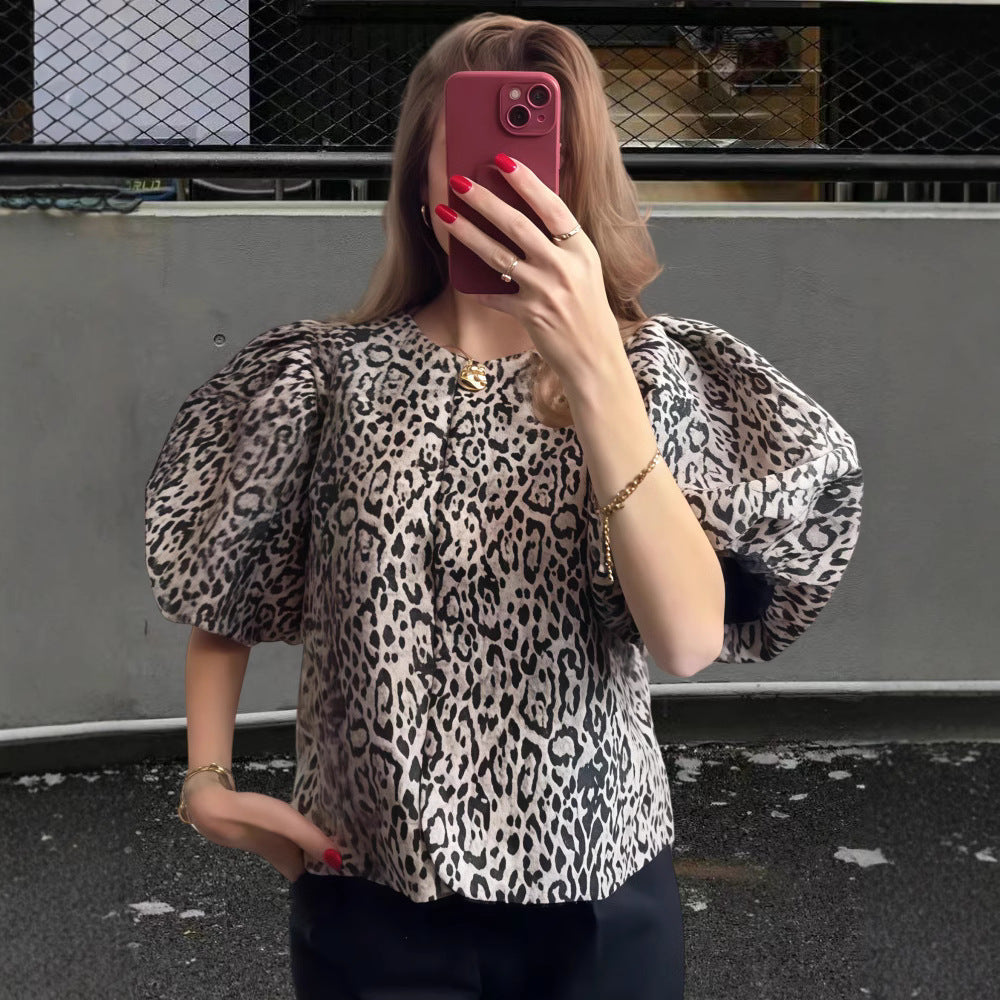 Damebluse med voluminøse puffærmer og leopardmønster Stilla
