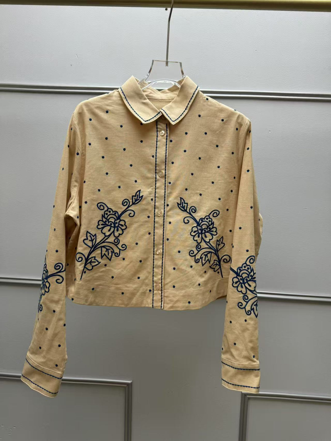 Dame broderet bluse med fine detaljer Stilla