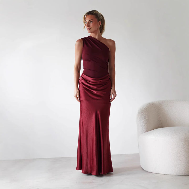 Dame aften kjole med asymmetrisk snit og elegant drapering design