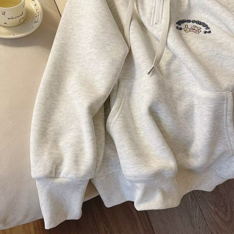 Dame hyggelig hættepullover med halv høj lynlås og kreativt motiv Stilla