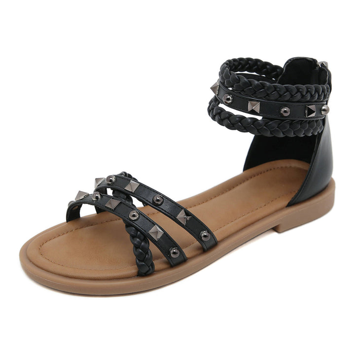 Dame sandaler med flettede remme og moderne nitter Stilla