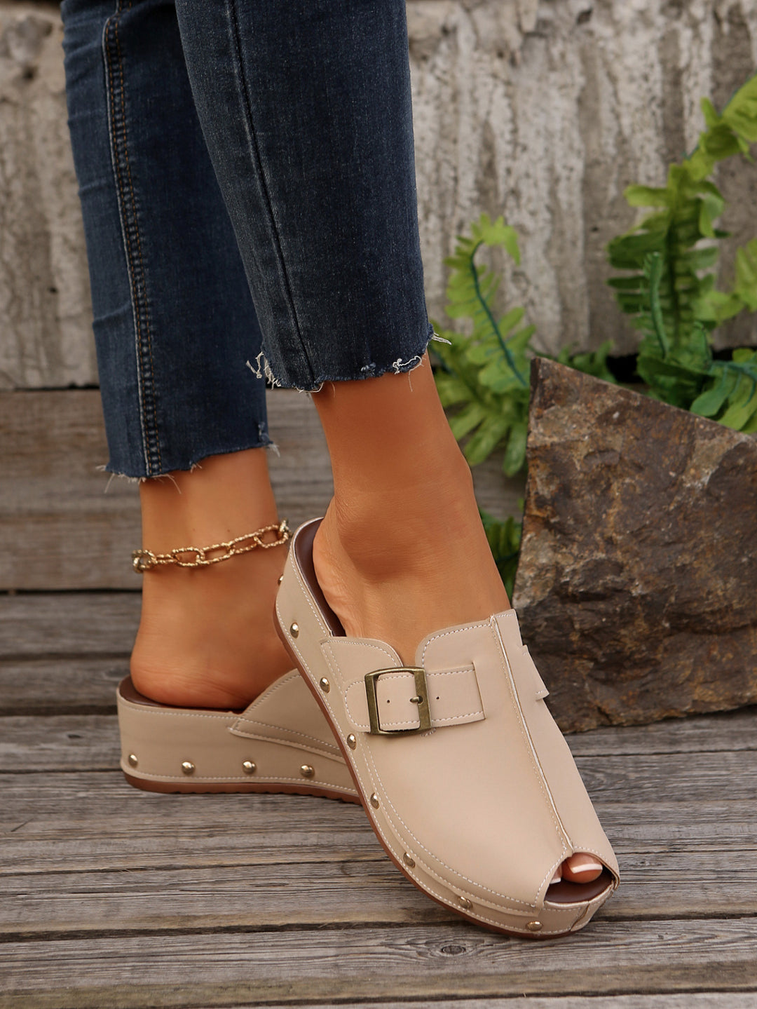 Dame Clogs med elegant perforeringsdesign og mode smykke accenter Stilla