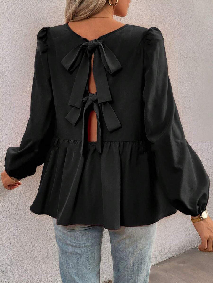 Damebluse med elegante sløjfedetaljer og voluminøse ærmer Stilla