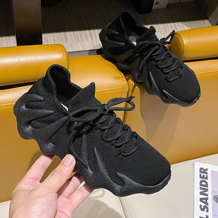 Dame Sneakers i futuristisk design med fleksibelt strik-overmateriale og innovative dæmpningsegenskaber Stilla