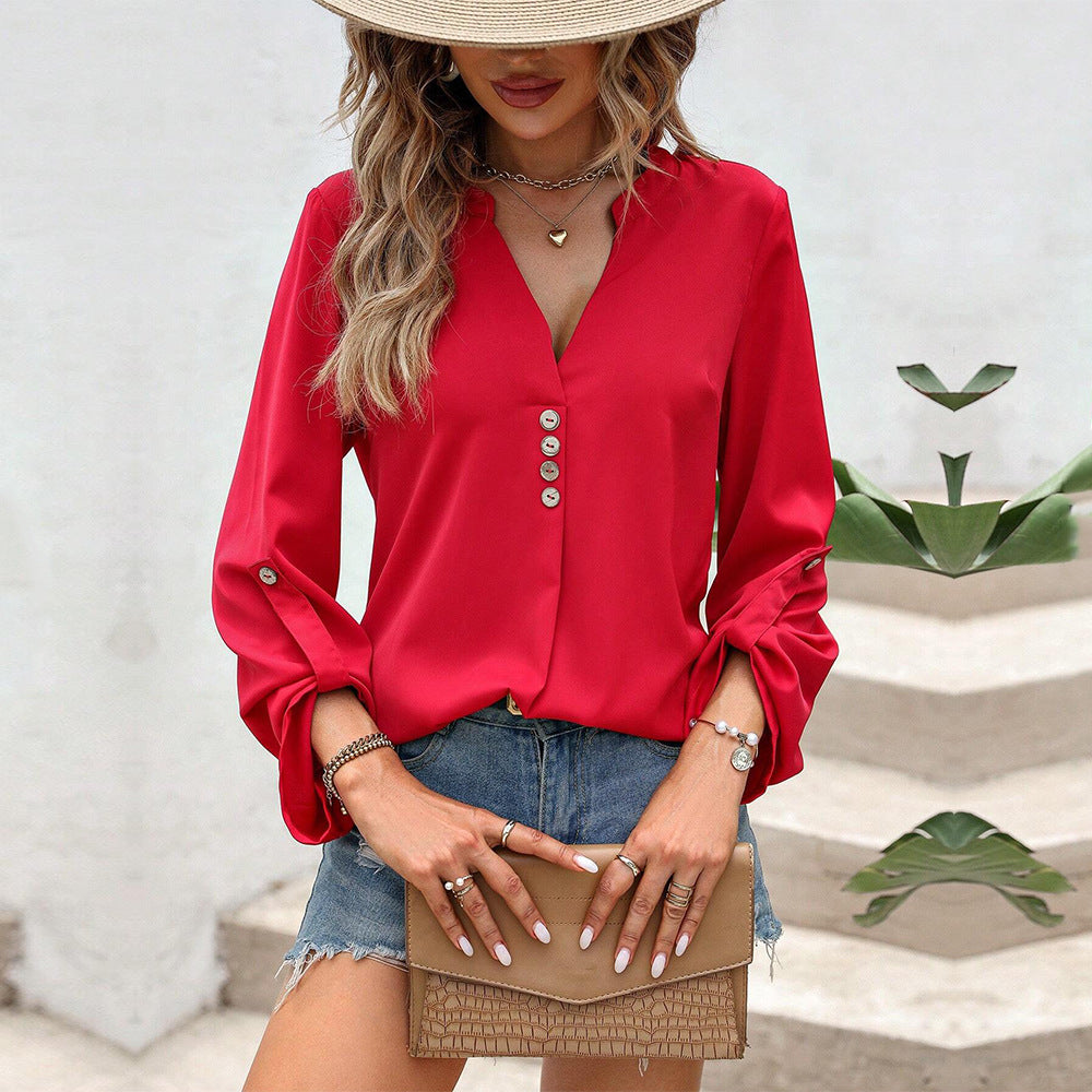 Damebluse med elegante knapdetaljer og chic V-hals Stilla
