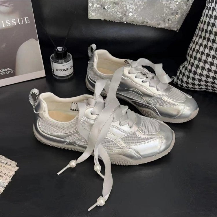 Dame sporty sneakers med innovativt metallic-overmateriale og elegante snøredetaljer Stilla