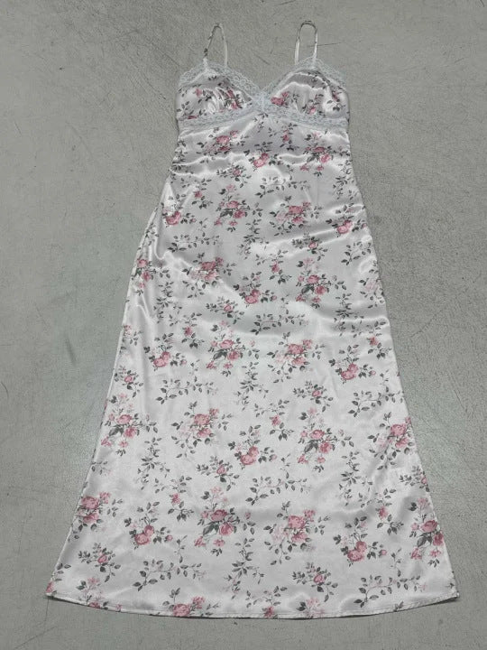 Dame natkjole med floralt design og delikate spaghetti-stropper Skovae