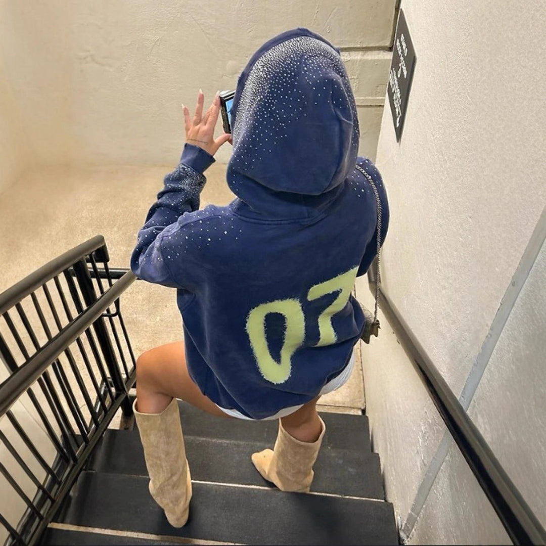 Kvinders hoodie med glitrende detaljer og markant logo Stilla