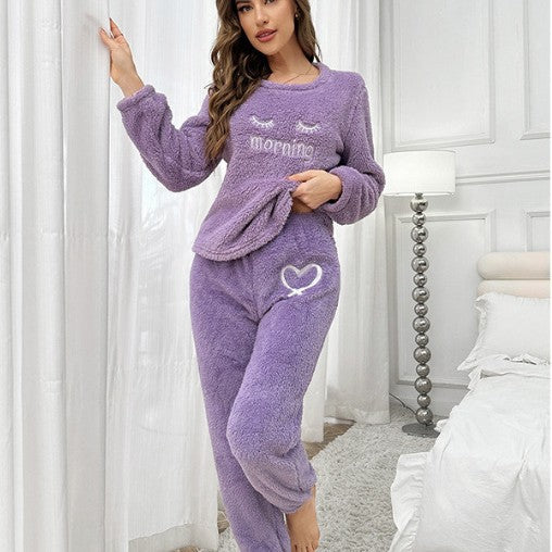 Dame hyggeligt fleece-pyjamasæt med sødt broderet motiv Stilla