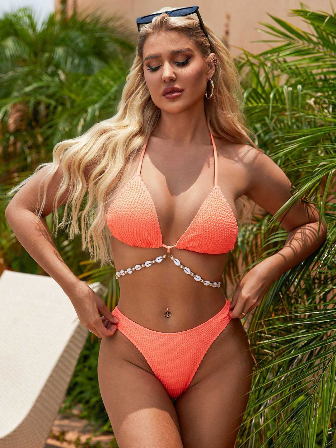 Dame triangel-bikini med elegant struktur og modige perledetaljer Stilla