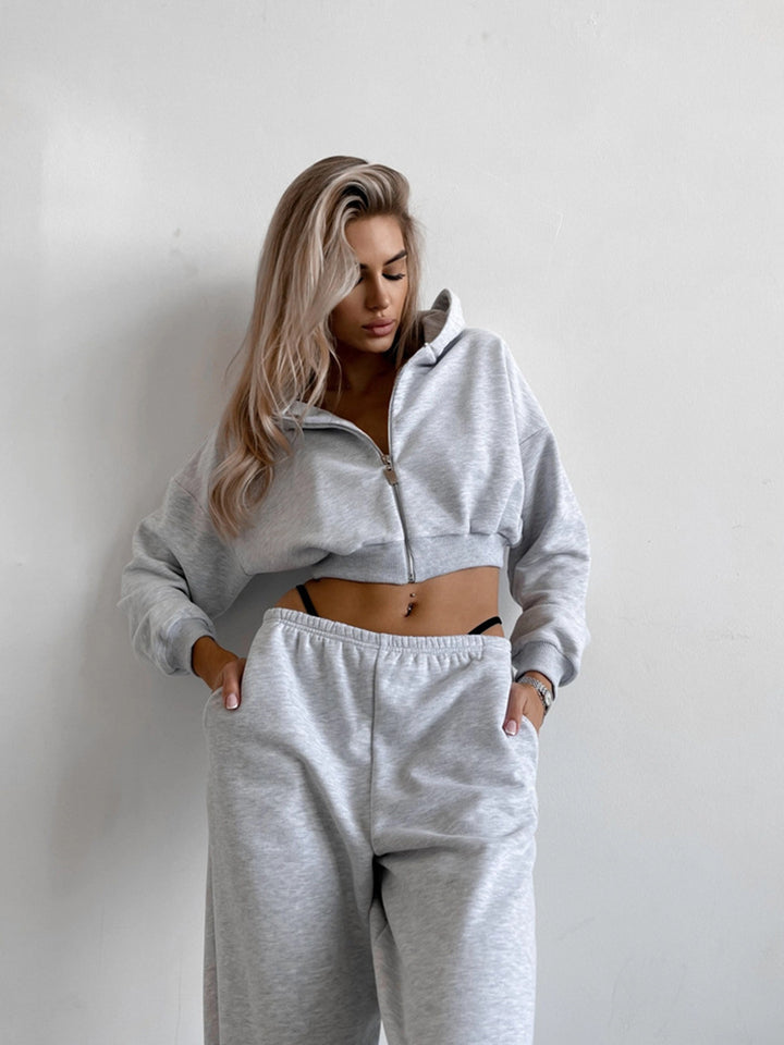 Kvinders sporty loungewear sæt lavet af blødt fleece med moderne cropped design