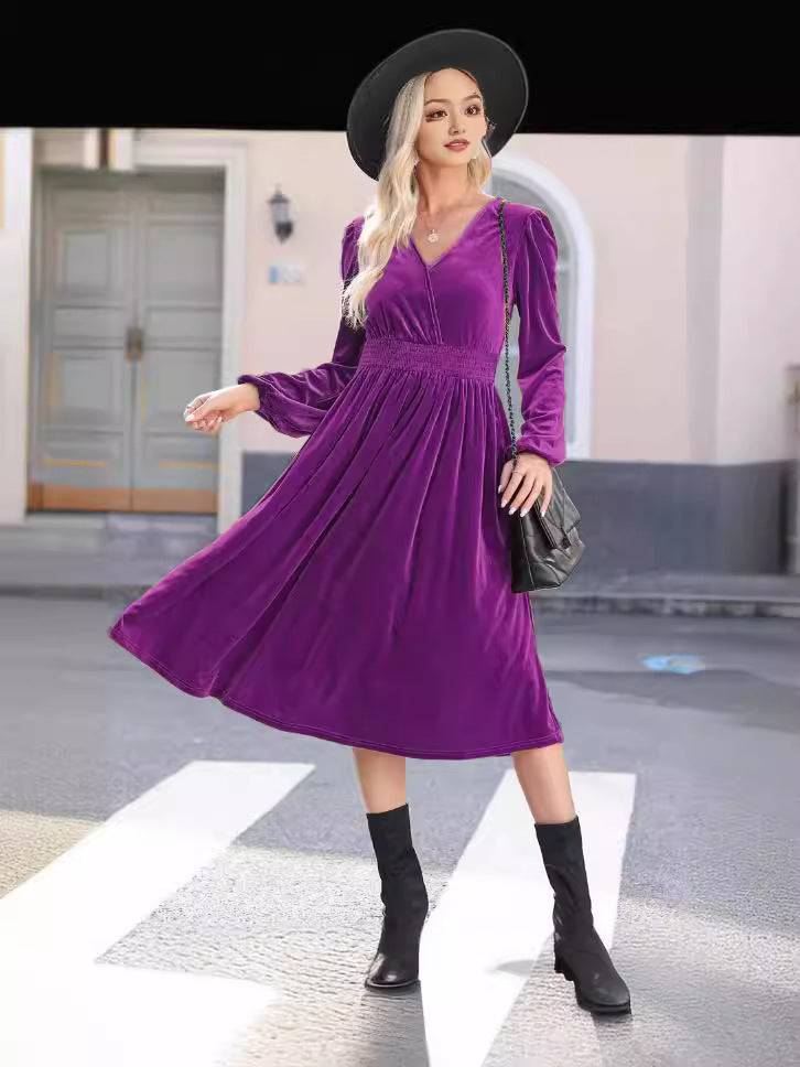 Dame Fløjls-Midi-Kjole med V-udskæring og elegant rynke design Stiila