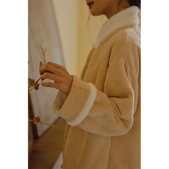 Dame hyggelig fleece-nattøj med elegant krave og praktisk knaplukning Stilla
