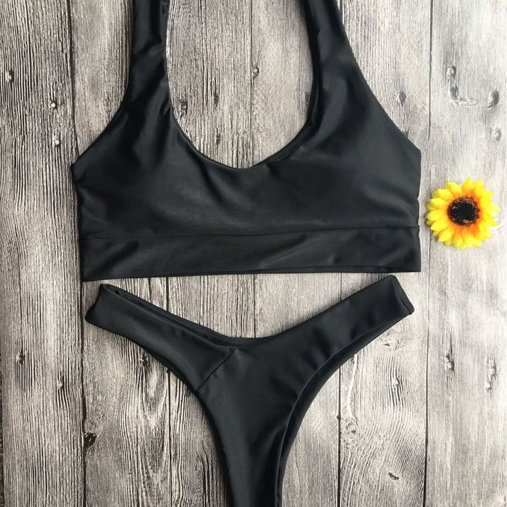 Dame To-delt Bikini med moderne bred top og høj V-hals Stilla