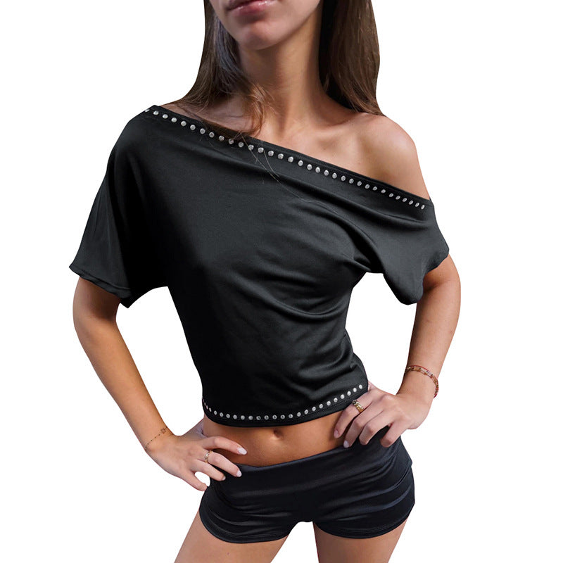 Dame asymmetrisk crop-top med blødt flydende stof og dekorativ nittebesætning Skovae