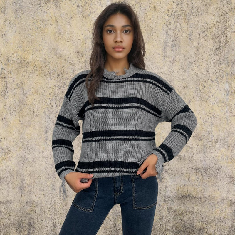 Dame oversized strikket sweater med trendy stribemønster og frynse detaljer Stilla