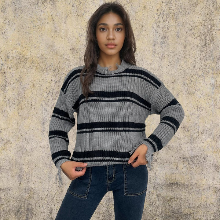 Dame oversized strikket sweater med trendy stribemønster og frynse detaljer Stilla