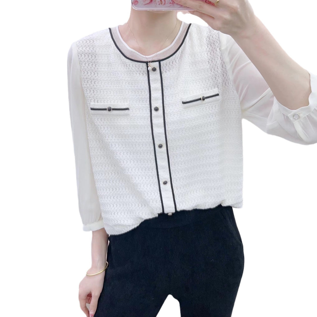 Damebluse med moderigtige indvævede mønster og elegante knapdetaljer Stilla