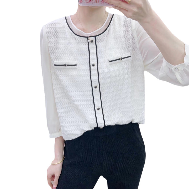 Damebluse med moderigtige indvævede mønster og elegante knapdetaljer Stilla
