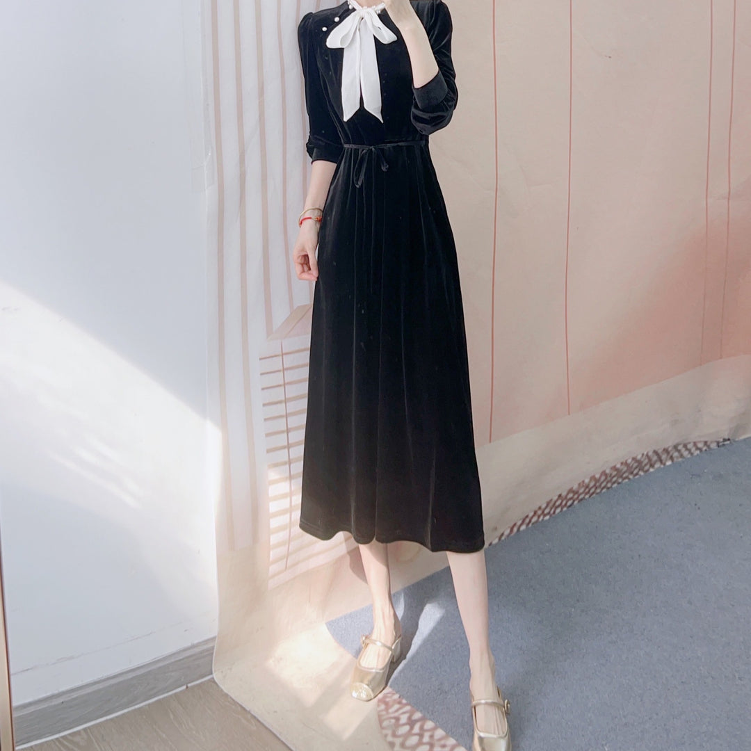Dame Elegant Velour-Midi Kjole med Buekrave og Dekorative Knapdetaljer Stilla