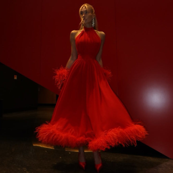 Dames maxi kjole med elegante fjer og høj hals design