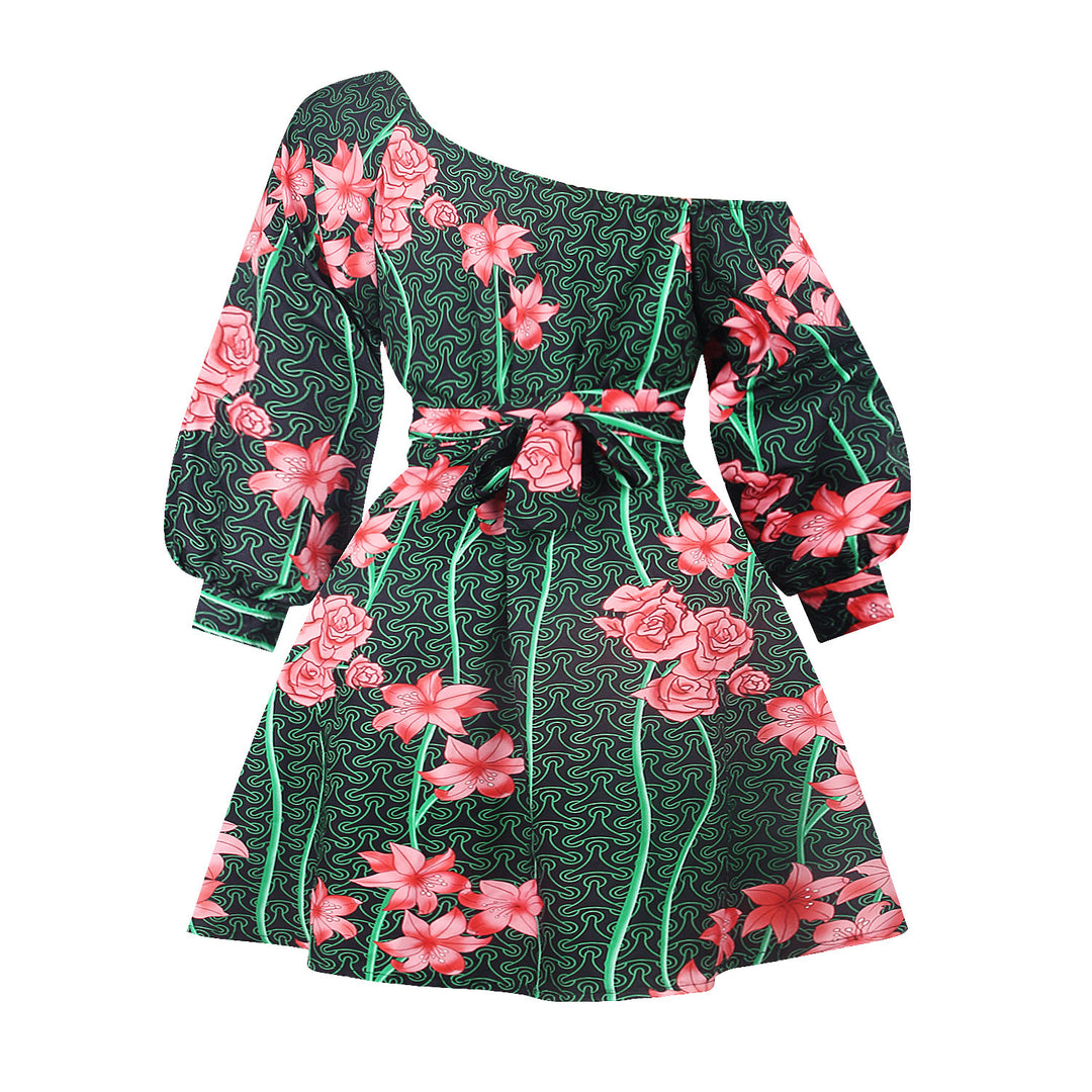 Dame elegant asymmetrisk kjole med blomsterinspirerede prints og tætsiddende design Stilla