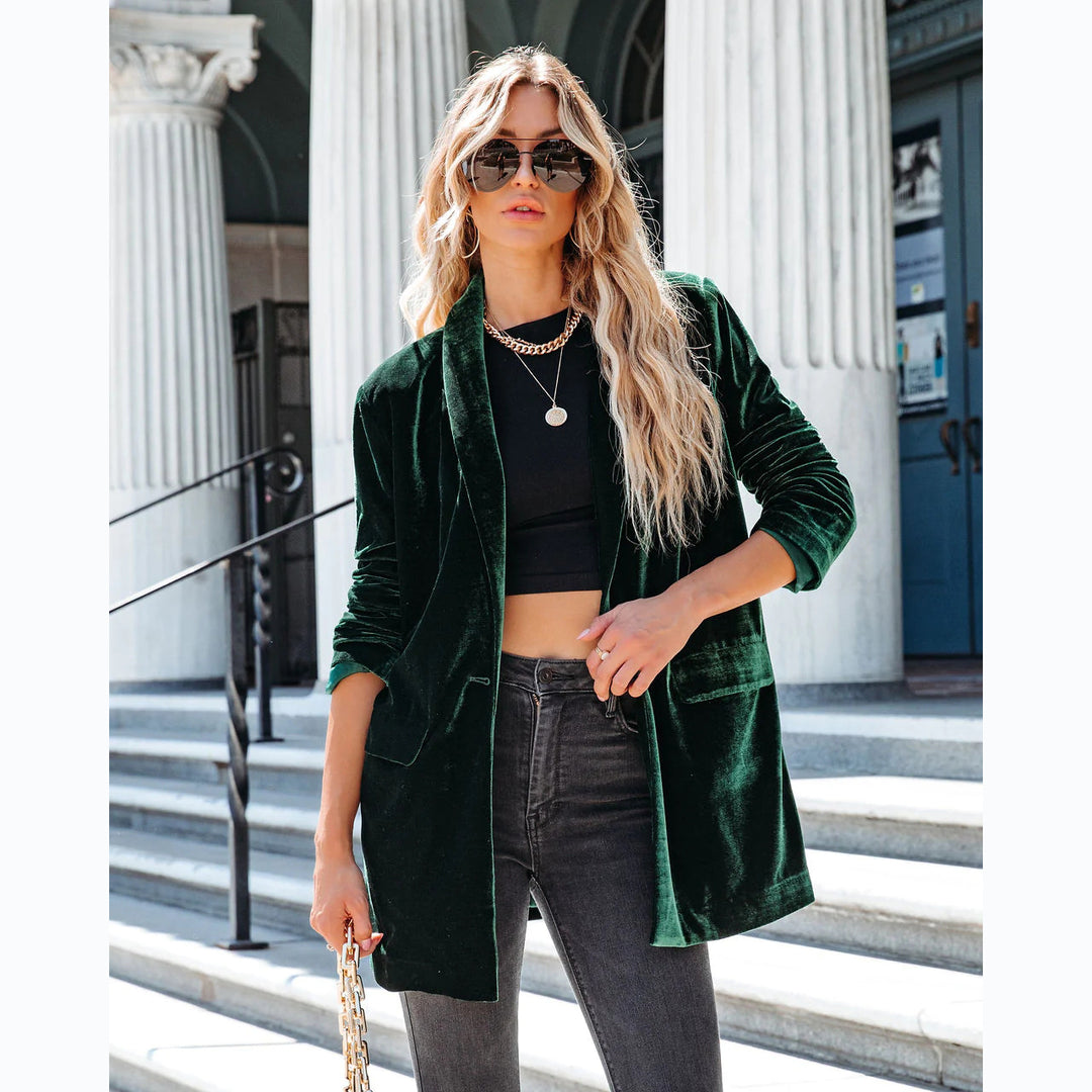 Kvindernes elegante velour cardigan med afslappet snit og praktiske lommer Skovae